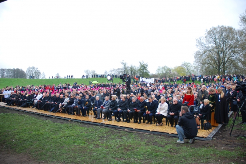 goście przybyli na uroczystości 1050 lecia Chrztu Polski na wyspie Ostrów Lednicki 