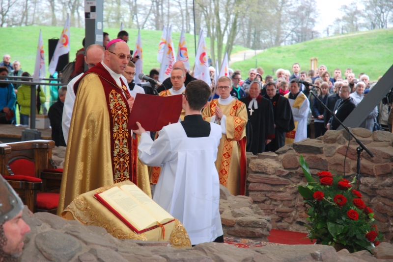 Prymas Polski odprawiający mszę w ruinach Palatium na wyspie Ostrów Lednicki 