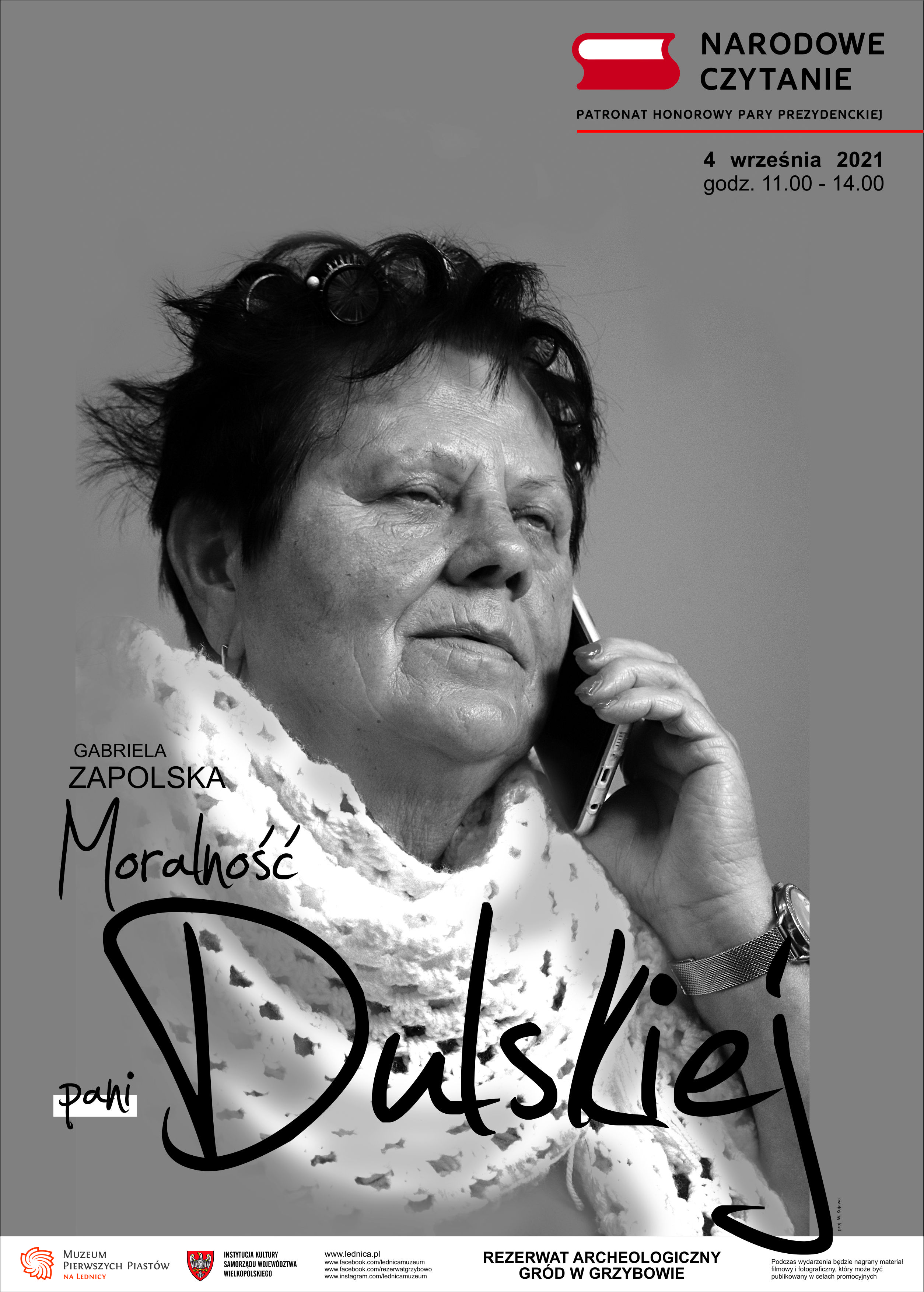 Czarno białe zdjęcie z kobietą, która rozmawia przez telefon.