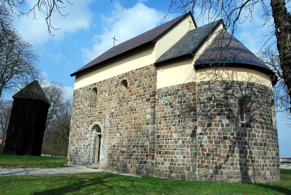 Kościól w Gieczu wzniesiony z kostki granitowej, styl romański.