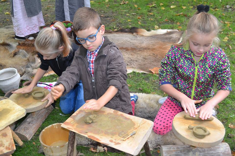Dzieci lepiące narzędzia z gliny