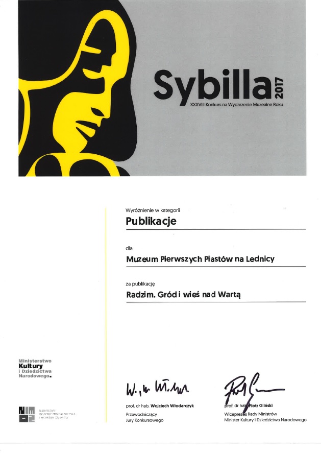 Dyplom w kolorze szarym, a po lewej profil kobiety-logo nagrody Sybilla 