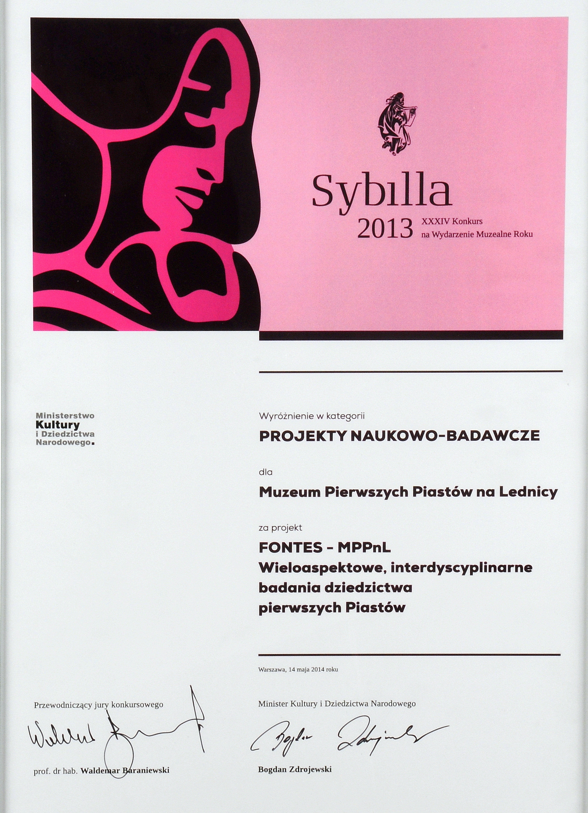 Dyplom w kolorze różowym, a po lewej profil kobiety-logo nagrody Sybilla 