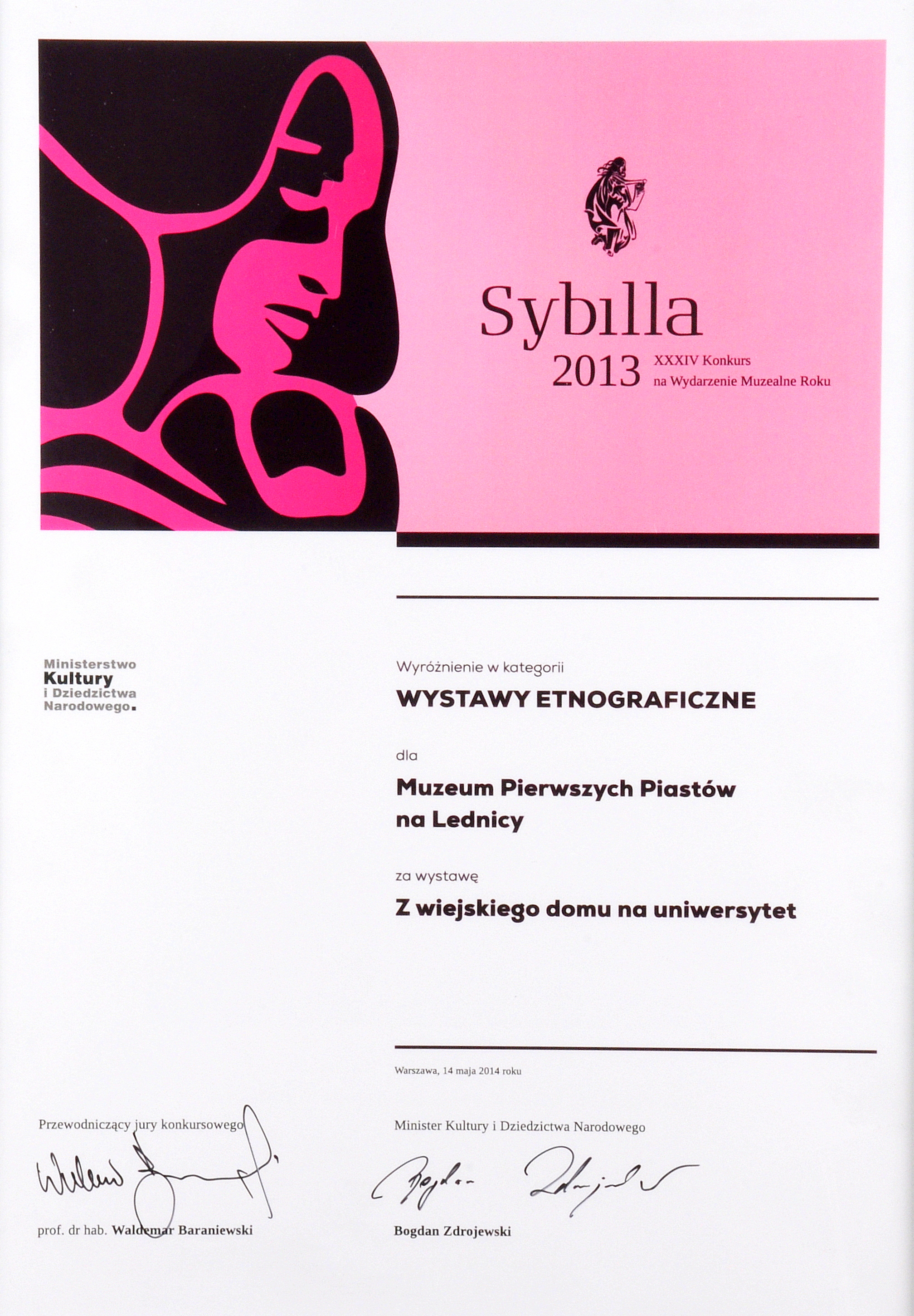 Dyplom w kolorze różowym, a po lewej profil kobiety-logo nagrody Sybilla 