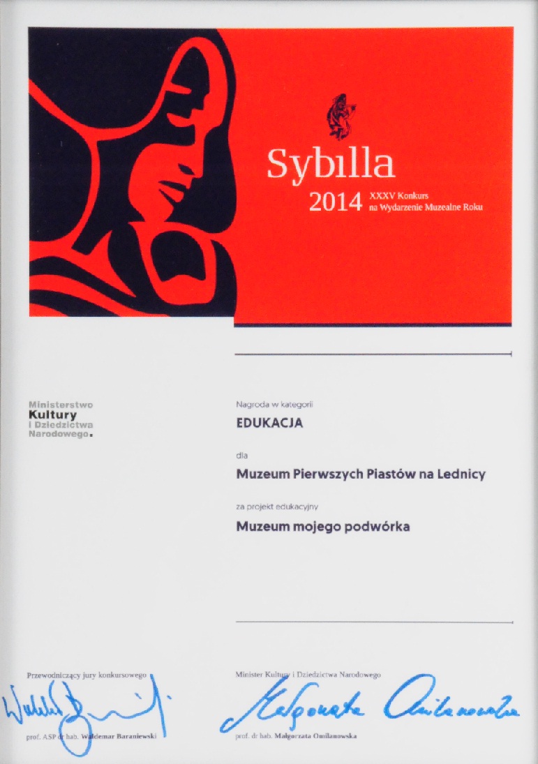 Dyplom w kolorze czerwonym, a po lewej profil kobiety-logo nagrody Sybilla 