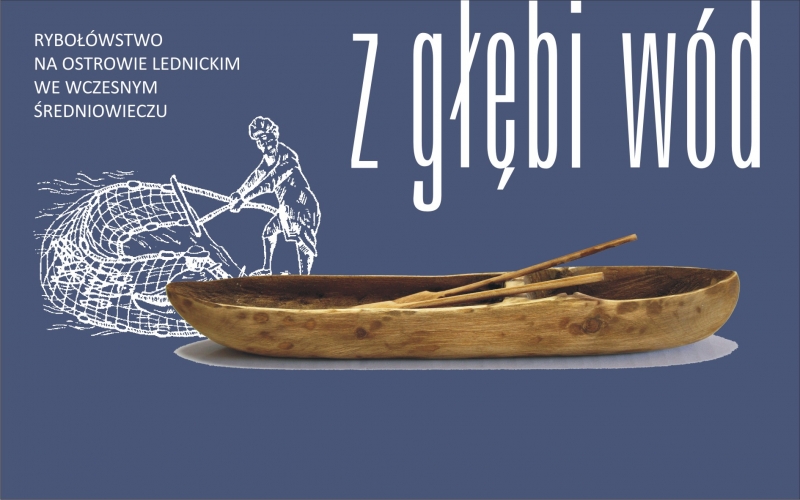 Plakat wystawy, na niej drewniana łódź z wiosłami oraz rysunek rybaka zbierającego sieć