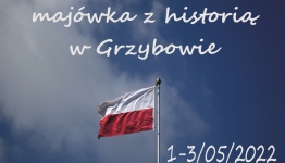 Na błękitnym tle flaga Polski. Informacja o majówce w Grzybowie.