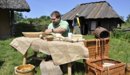 Archeolog Mateusz Wawrzyniak