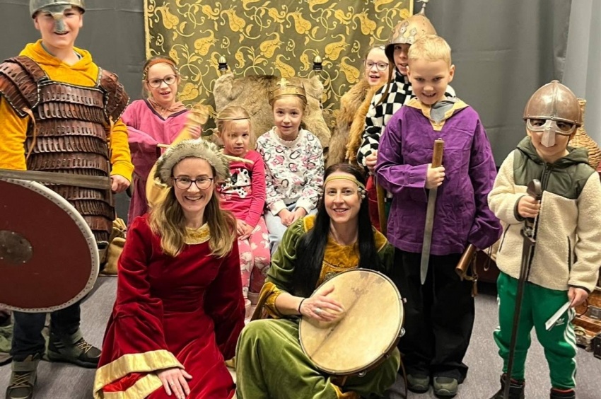 stroje z epoki, rycerze,panny,dzieci,miecze,tarcze,sala edukacyjna