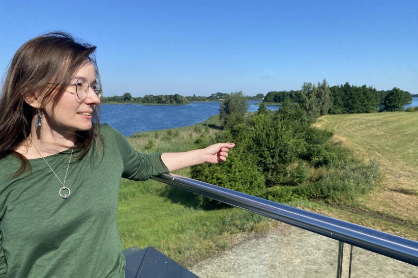 dr Marta Rychtarska, w tle Ostrów Lednicki