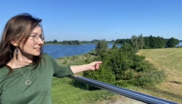 dr Marta Rychtarska, w tle Ostrów Lednicki