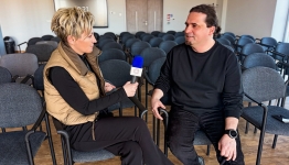 Krystian Iwaniuk przed jednym z obiektów w Wielkopolskim Parku Etnograficznym w Dziekanowicach