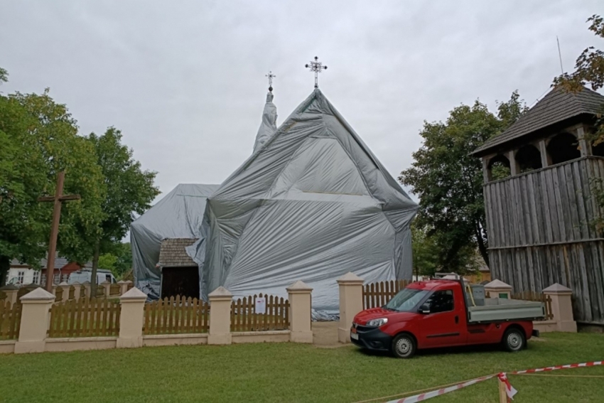 Prace robotników na dachu kościoła