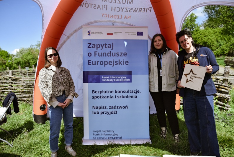 punkt informacyjny Urzędu Marszałkowskiego Województwa Wielkopolskiego na Ostrowie Lednickim