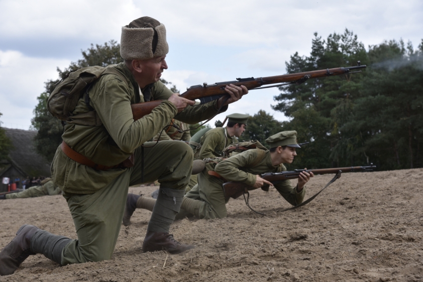 Grupa żołnierzy podczas inscenizacji historycznych 