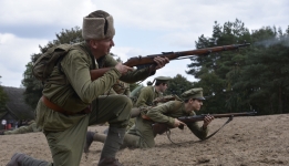 Grupa żołnierzy podczas inscenizacji historycznych 