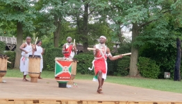 Czarnoskórzy tancerze tańczący na drewnianym parkiecie w kolorowych strojach