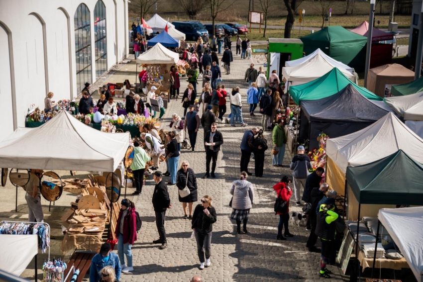 Jarmark Wielkanocy - Dziekanowice. Widok z tarasu. Na zdjęciu wystawcy i tłumy gości.