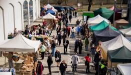 Jarmark Wielkanocy - Dziekanowice. Widok z tarasu. Na zdjęciu wystawcy i tłumy gości.