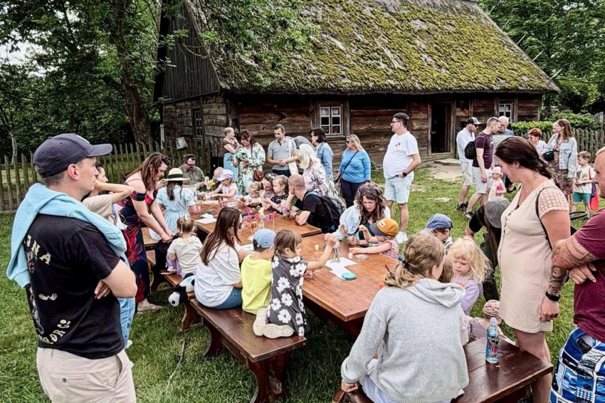 warszraty etnografixzne - Wielkopolski Park Etnograficzny w Dziekanowicach, malowanie ptaków, grupa dzieci
