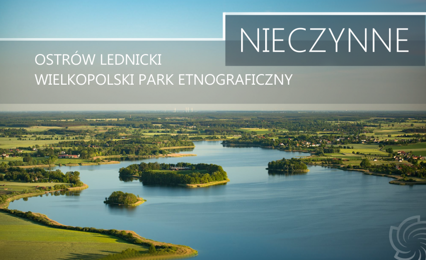Zdjęcie wyspy Ostrów Lednicki z lotu ptaka, jezioro, zieleń na polach 