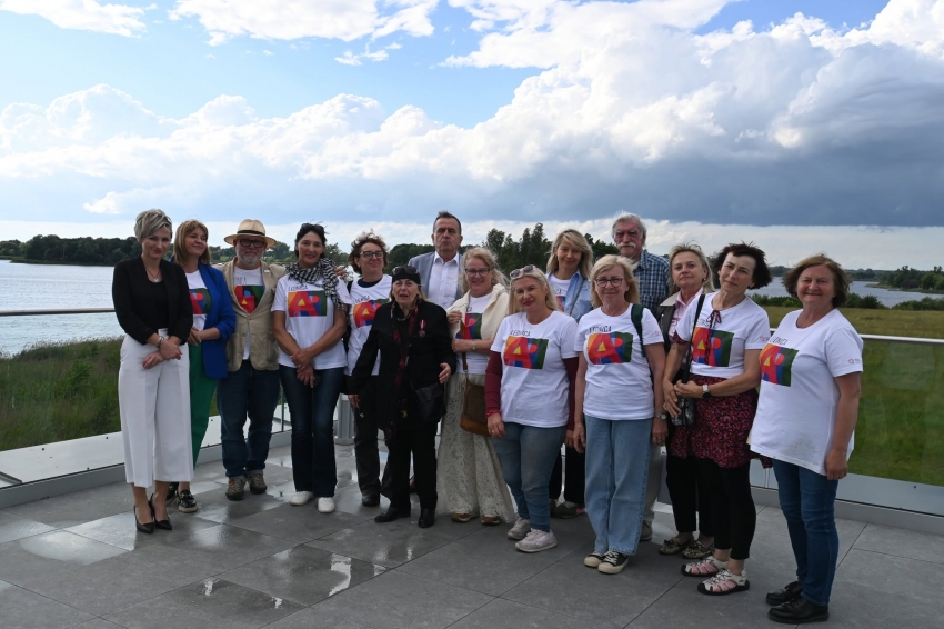 Uczestnicy pleneru Lednica ART wraz z organizatorami - zdjęcie wykonane na tarasie widokowym Muzeum Pierwszych Piastów na Lednicy