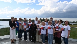 Uczestnicy pleneru Lednica ART wraz z organizatorami - zdjęcie wykonane na tarasie widokowym Muzeum Pierwszych Piastów na Lednicy