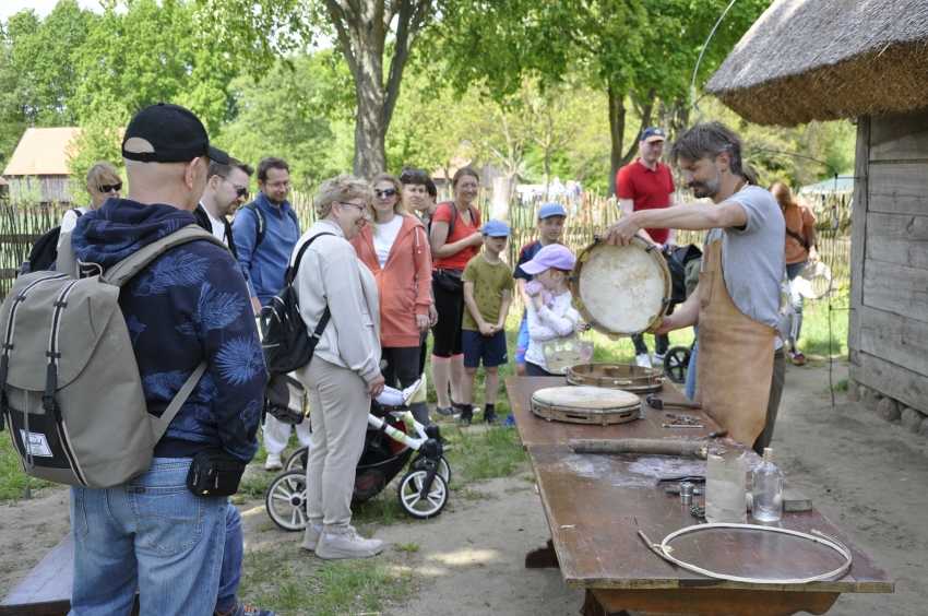 Mateusz Raszewski - budowniczy instrumentów muzycznych oraz liczne grono odwiedzjących