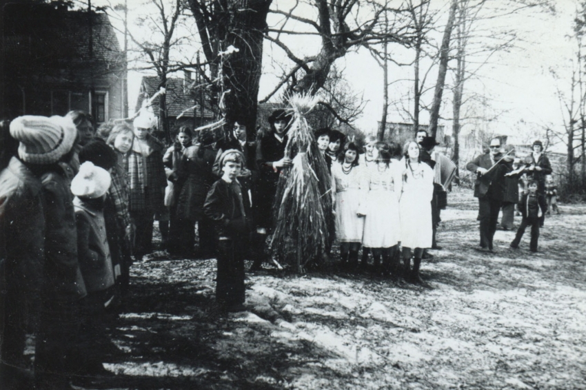 Palenie Marzanny - powiatanie wniosny - zdjęcie archiwalne