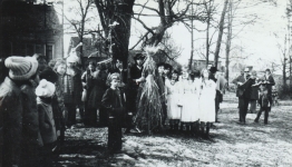 Palenie Marzanny - powiatanie wniosny - zdjęcie archiwalne