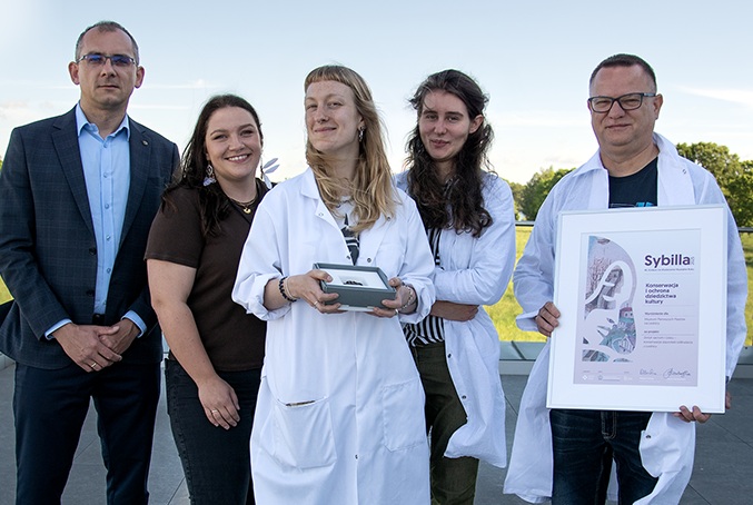 Zespół Muzeum Pierwszych Piastów na Lednicy prezentuje wyróżnienie w 46. Konkursie na Wydarzenie Muzealne Roku Sybilla 2025 w kategorii „Konserwacja i ochrona dziedzictwa kultury”