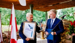 Pan Marszałek wręcza nagrodę laureatowi