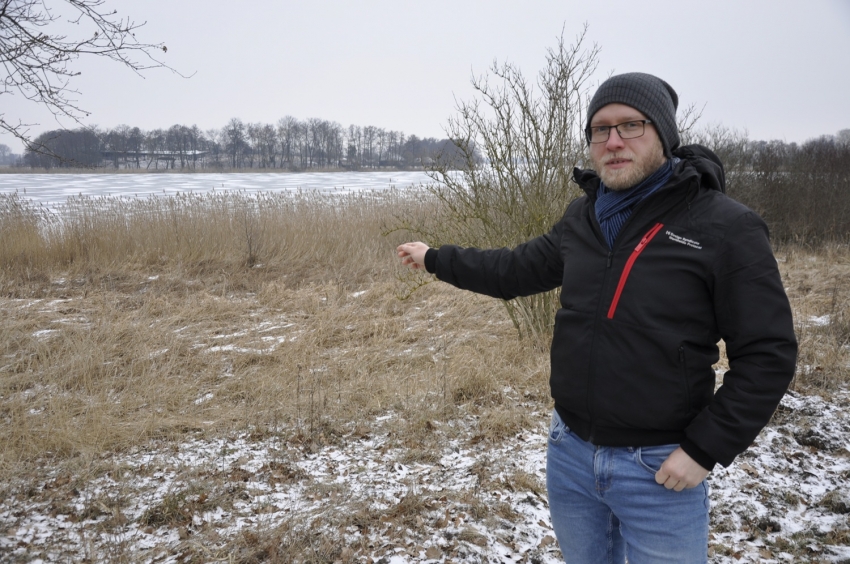 Bartosz Tietz. W tle Ostrów Lednicki