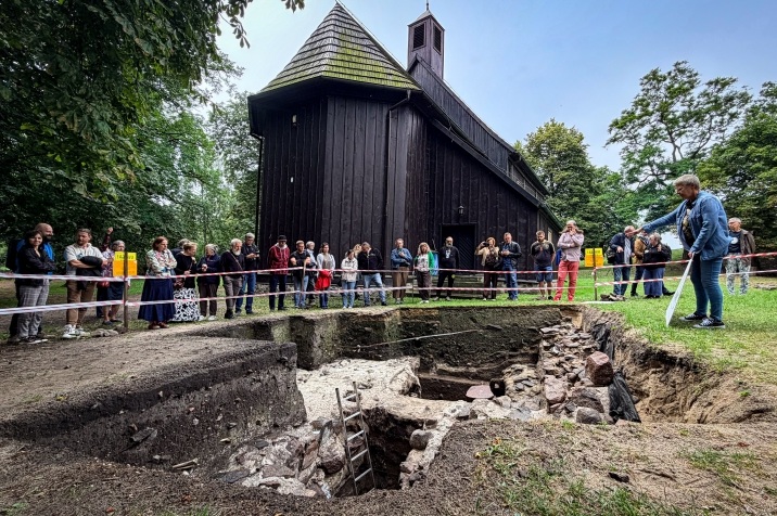 Teresa Krysztofiak omawia wyniki prac archeologicznych