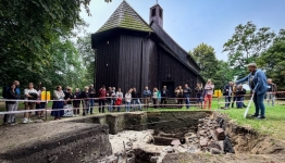 Teresa Krysztofiak omawia wyniki prac archeologicznych