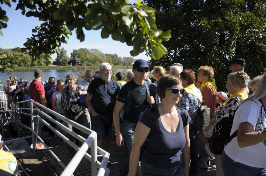 ludzie czekają na prom. Ostrów Lednicki