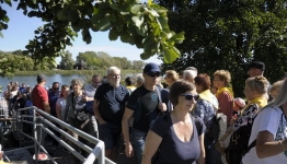 ludzie czekają na prom. Ostrów Lednicki