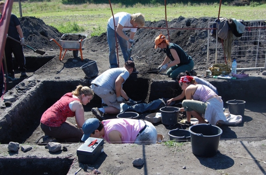 wykopaliska,prace acheologiczne,ludzie