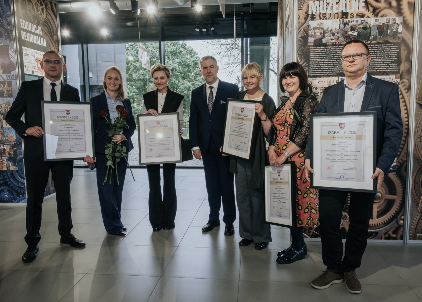 Izabella 2025 - zespół Muzeum Pierwszych Piastów na Lednicy na scenie po wręczeniu nagród