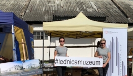 Dwie kobiety z napisem lednicamuzuem, promujące muzeum na targach rolniczo-ogrodniczych.