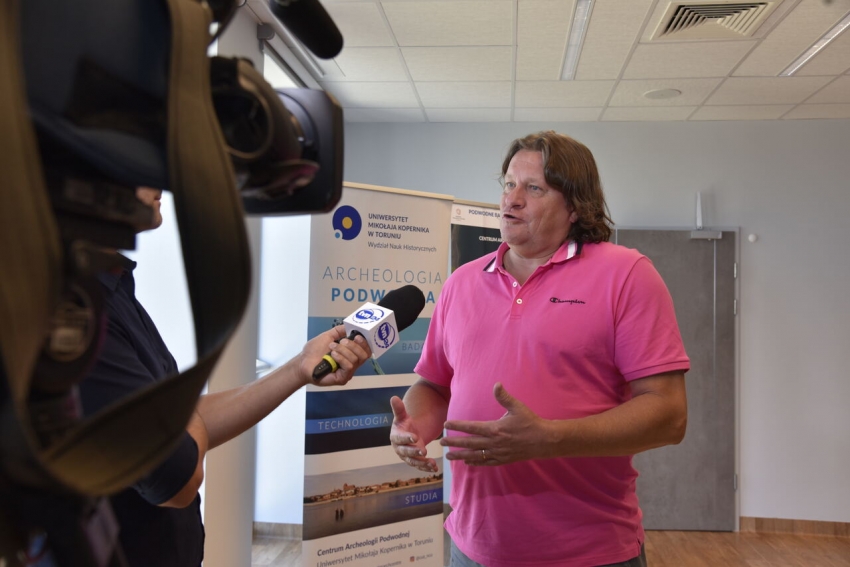 Profesor Andrzej Pydyn w rozmowie z dziennikarzami