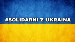 Na tle flagi Ukrainy biały gołąb.