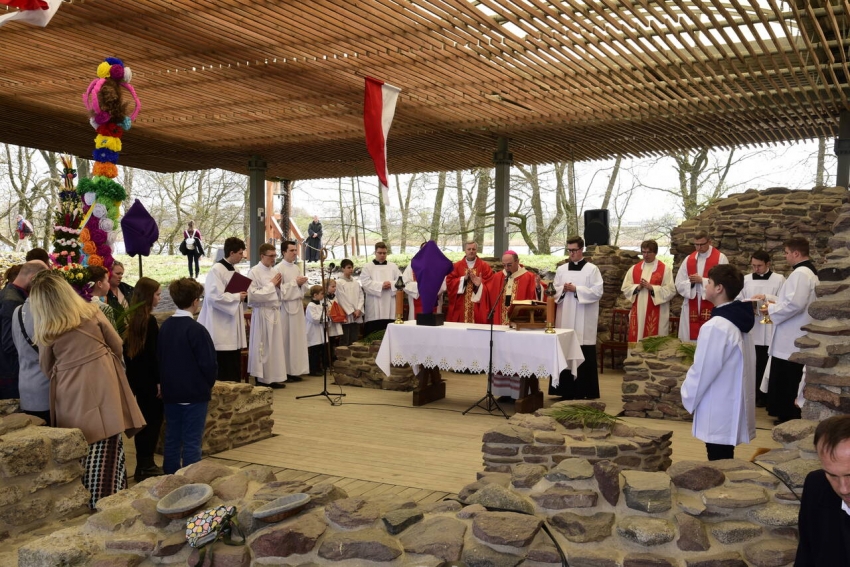 msza ostrów lednicki ołtarz prymas polski