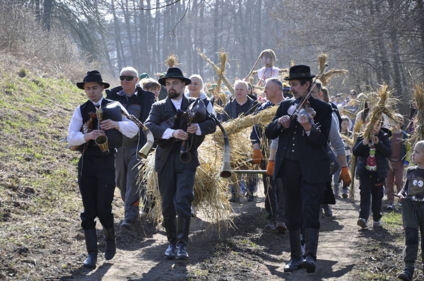 korowód z marzannami