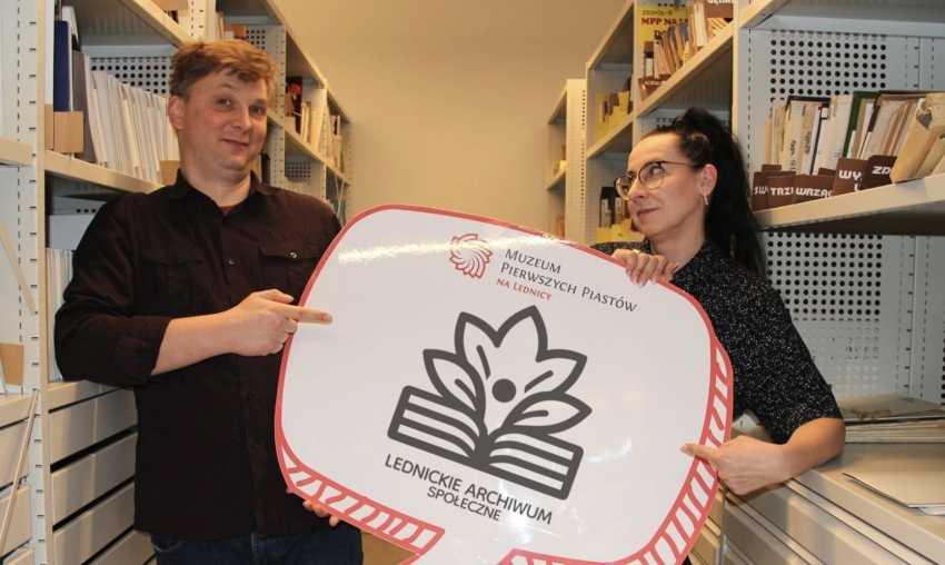 logo Lednickie Archiwum Społeczne, dr Mariola Olejniczak oraz dr Jakub Linetty z Muzeum Pierwszych Piastów na Lednicy