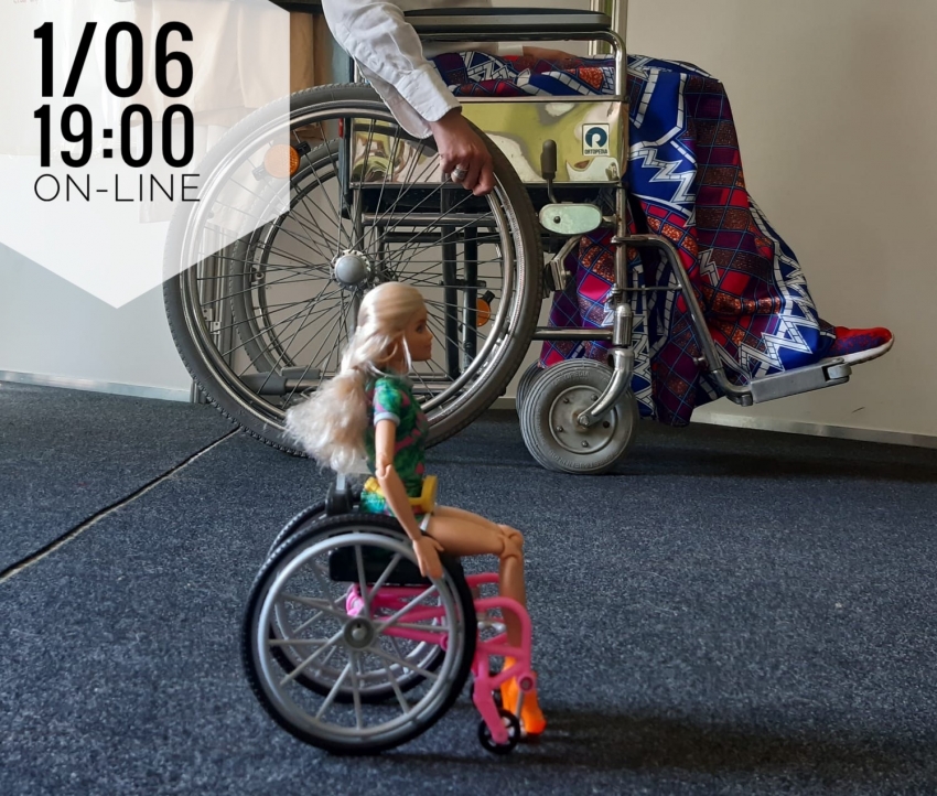 Zabawka - lalka Barbie na wózku inwalidzkim, w tle wózek inwalidzki, na którym siedzi kobieta - widoczne pół sylwetki.