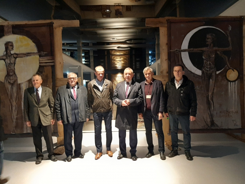 mężczyźni stojący na wystawie w nowym budynku muzeum.