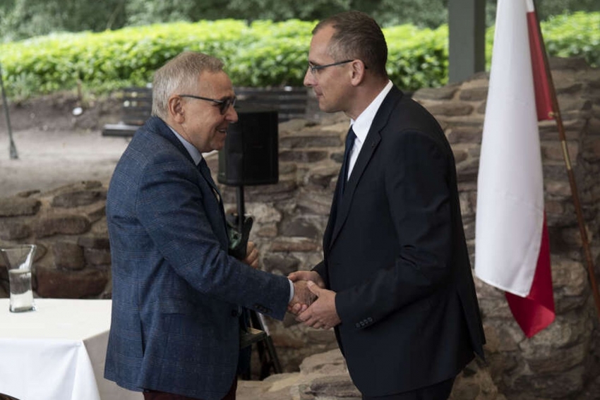 Dr Andrzej Kowalczyk składa gratulacje prof. dr hab. Danielowi Makowieckiemu