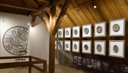 Zdjęcia talerzy przedstawione na wystawie 
